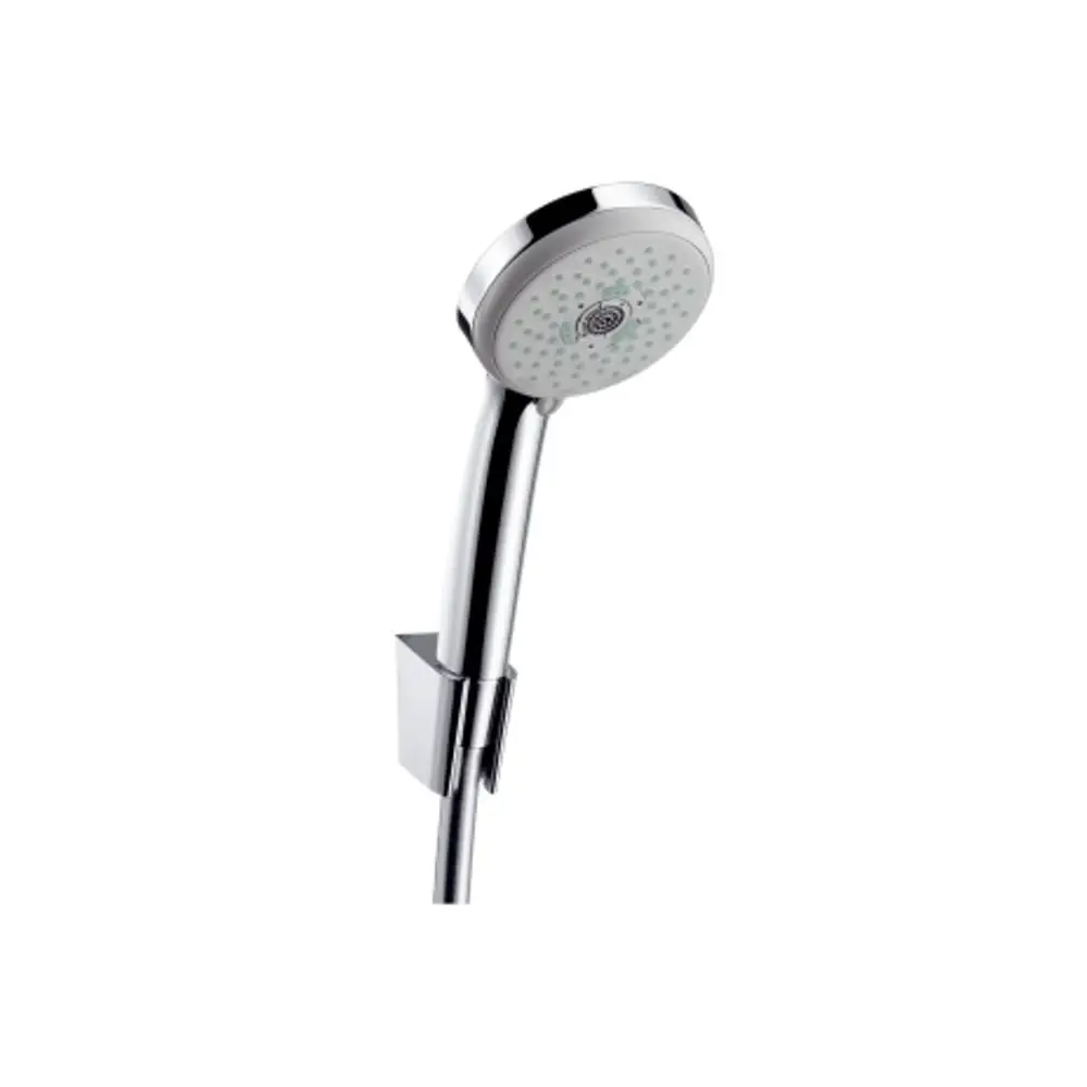 Hansgrohe Duschkopf in Chromfarbe mit halbrundem Design, montiert auf einem Wandhalter, verbunden durch einen flexiblen Schlauch. Ideal für Badezimmeranwendungen.